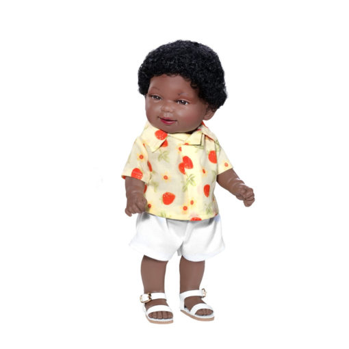 Miko: Schwarze Puppe (mit brauner Hautfarbe) und mittelgroßem Afro. Gelbes Hemd mit Muster, weiße Shorts und weiße Sandalen. Fester Körper