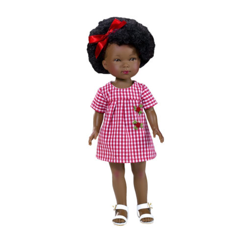 Schwarze Puppe (mit brauner Hautfarbe) und Afro. Rote Satinschleife im Haar, passend zum knielangen rot-weiss-kariertem Kleid. Weiße Sandalen.