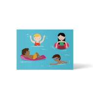 4 Kinder im Wasser, fröhliche Freibadszene, ein Schwarzes Kind liegt auf einer Luftmatratze, ein Schwarzes Kind mit Schwimmbrille übt schwimmen, ein Mädchen of Color hat einen Schwimmreifen, ein weißes Mädchen winkt. Postkarte A6 von ellou
