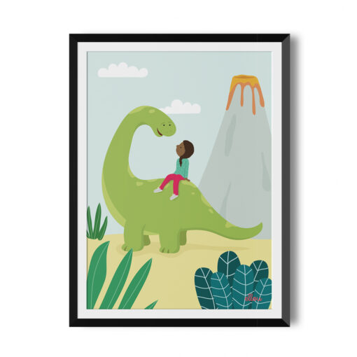 Schwarzes Mädchen mit Zopf sitzt auf dem Rücken eines langhalsigen grünen Dinosaurier und unterhält sich mit ihm. Im Vordergrund Pflanzen, im Hintergrund ein Vulkan