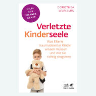 Cover: Verletzte Kinderseele von Dorothea Weinberg. Was Eltern traumatisierter Kinder wissen müssen. Kind hält großen Teddy fest an sich gedrückt im Arm.