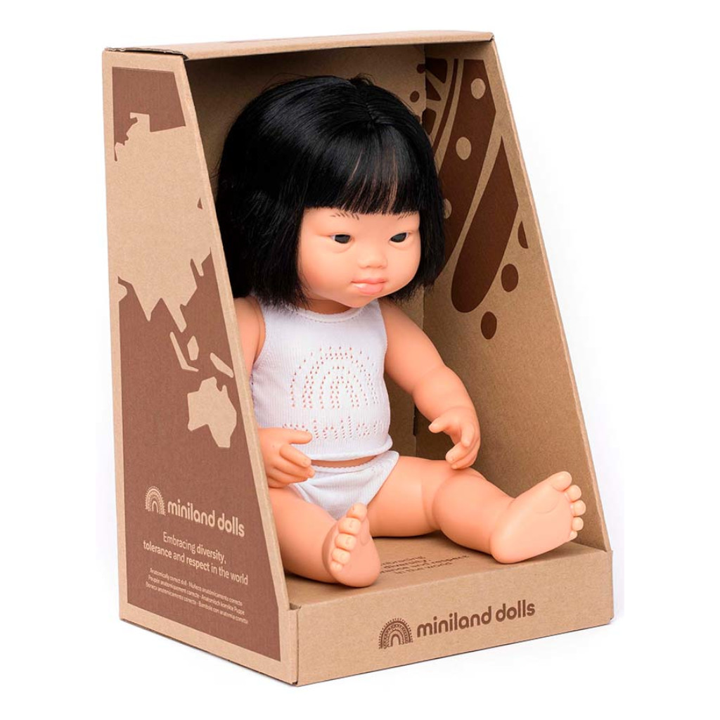 babypuppe-mit-down-syndrom-im-karton-asiatisch-spielzeug-vielfalt-diversity-is-us