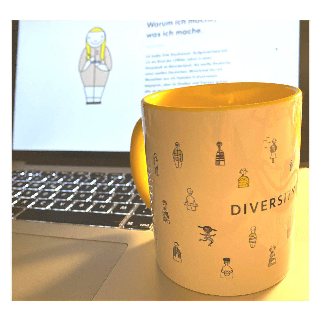 tasse-diversity-is-us-mug-fuer-mehr-vielfalt-vor-pc.jpg